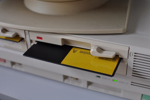 PC-8801シリーズゲームソフト・マンハッタン・レクイエムのフロッピーディスクをセット